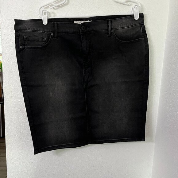 Torrid Denim Mini Skirt Black Figure Hugging Zip Fly Distressing Tones Size 2 - Picture 2 of 8